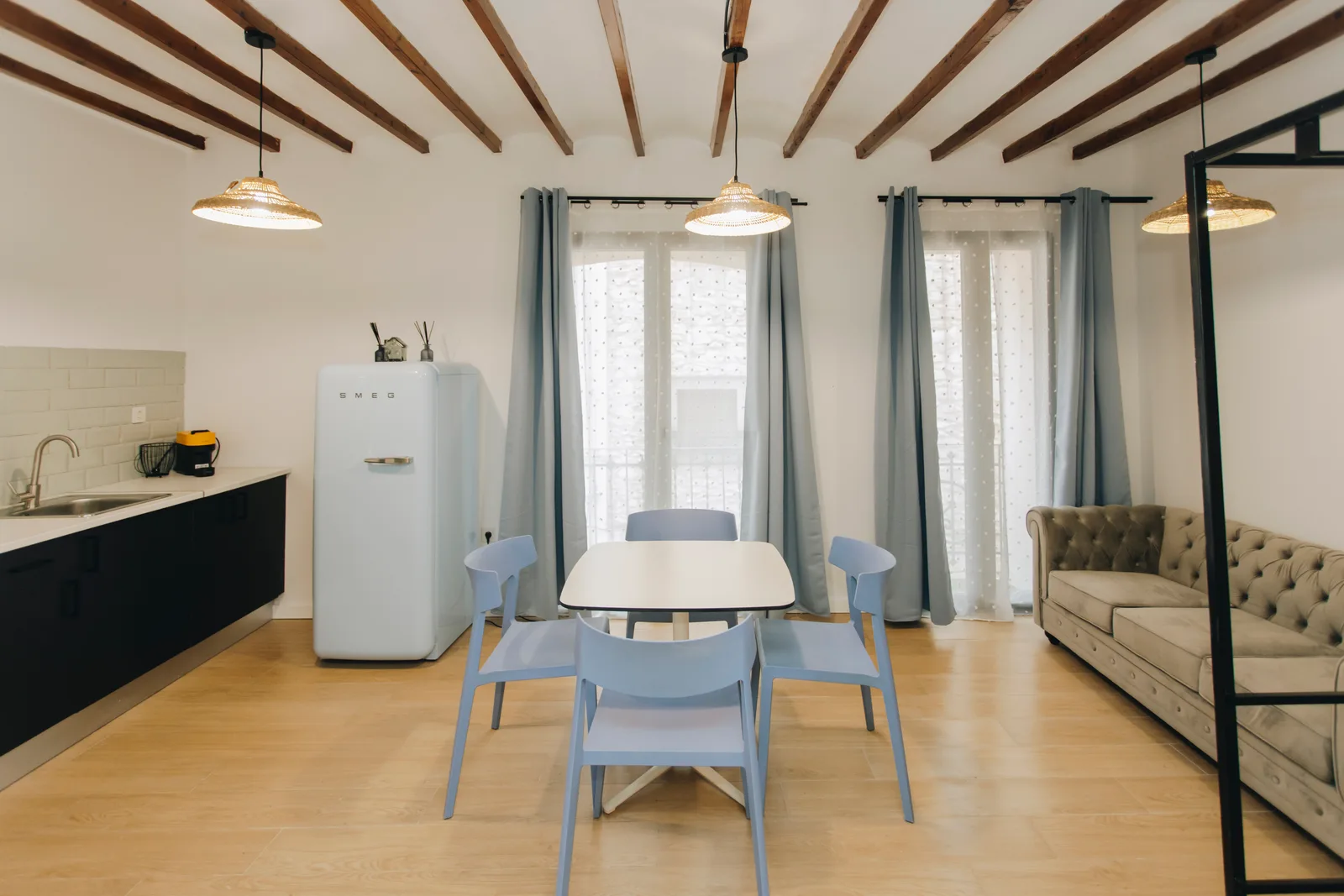 La Blava, apartamento en Fageca: salón comedor con vigas vistas