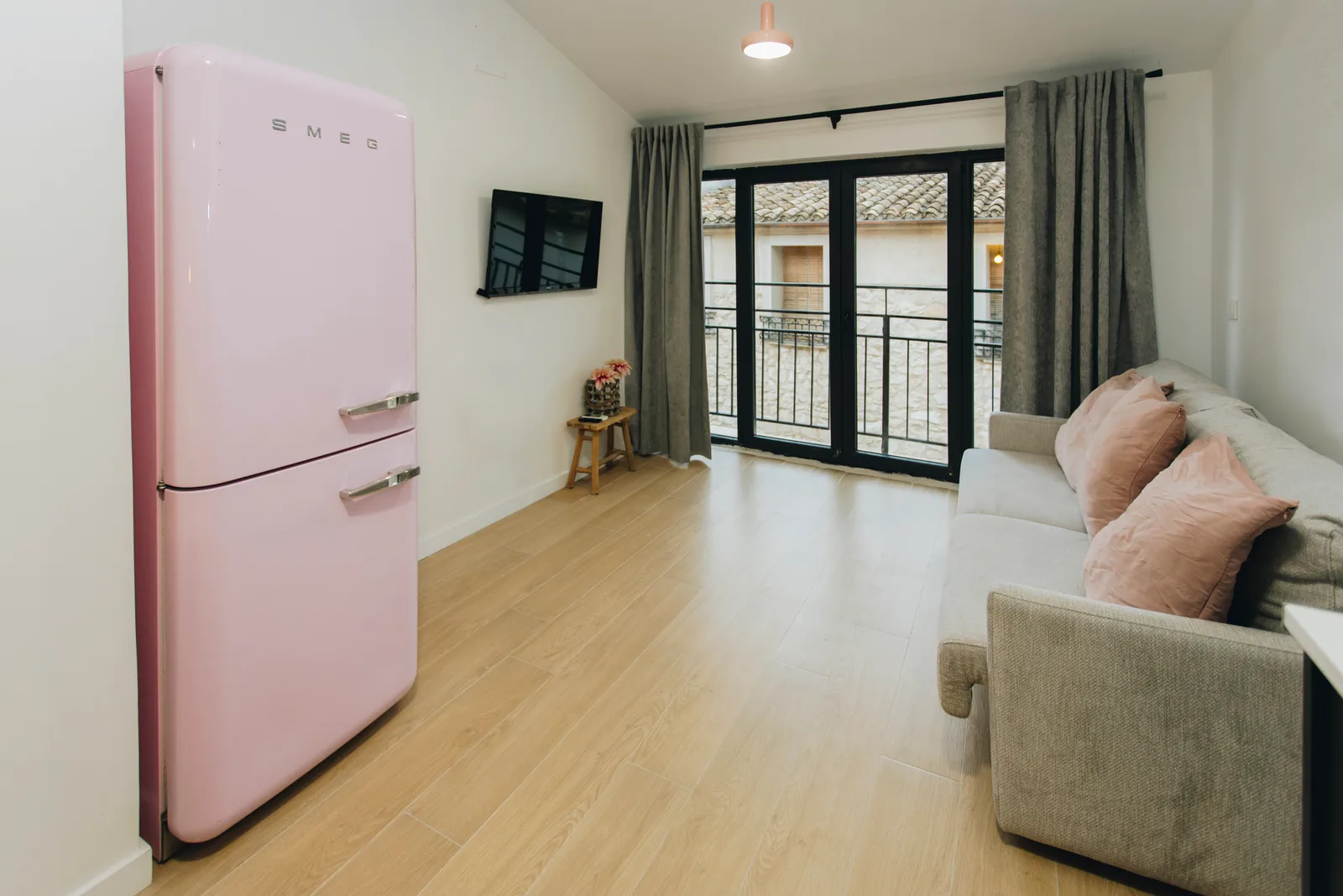 La Rósea, apartamento en Fageca: salón con balcón a los tejados