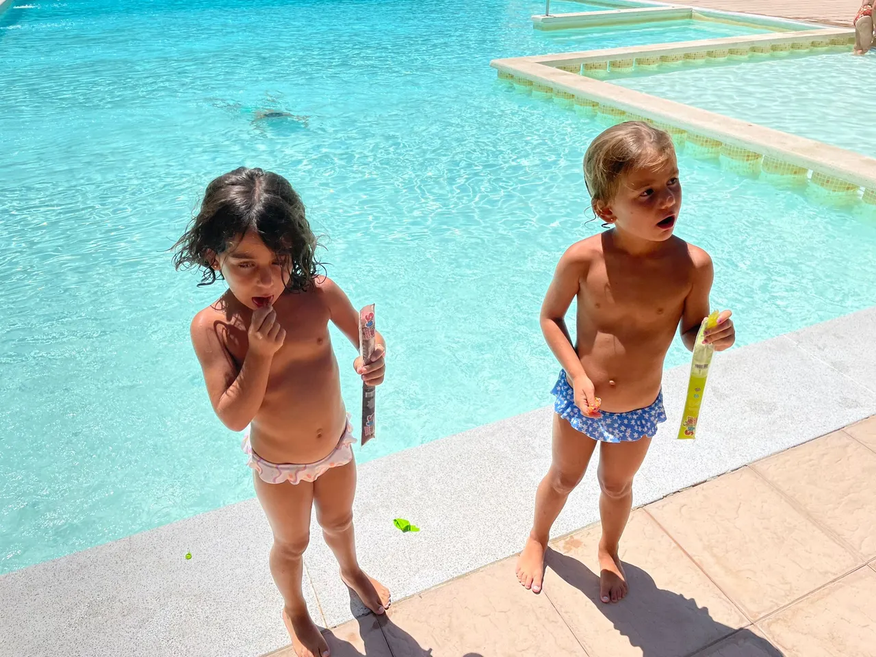 Niños en la piscina del campus
